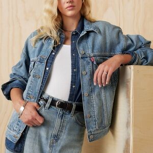 Levi’s Trucker Denim Jean Jacket SZ S